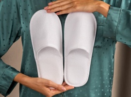 Тапочки из хлопка и махры с пенополиэтиленом слоем, подошва EVA 3 мм. Белые. Закрытый мыс.

Униве...