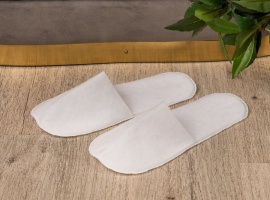 &nbsp;Тапочки из спанбонда с пенополиэтиленом слоем. Белые.&nbsp;Универсальный размер 37-42
