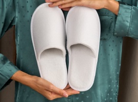 Тапочки из матового плюша с пенополиэтиленом слоем,&nbsp;подошва EVA 6 мм. Мыс закрытый. Белые.
