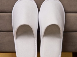 Тапочки из матового плюша с пенополиэтиленом слоем,&nbsp;подошва EVA 6 мм. Мыс закрытый. Белые.
