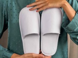 Тапочки из плотного хлопка и махры с пенополиэтиленом слоем, подошва EVA 3 мм. Белые. Закрытый мы...